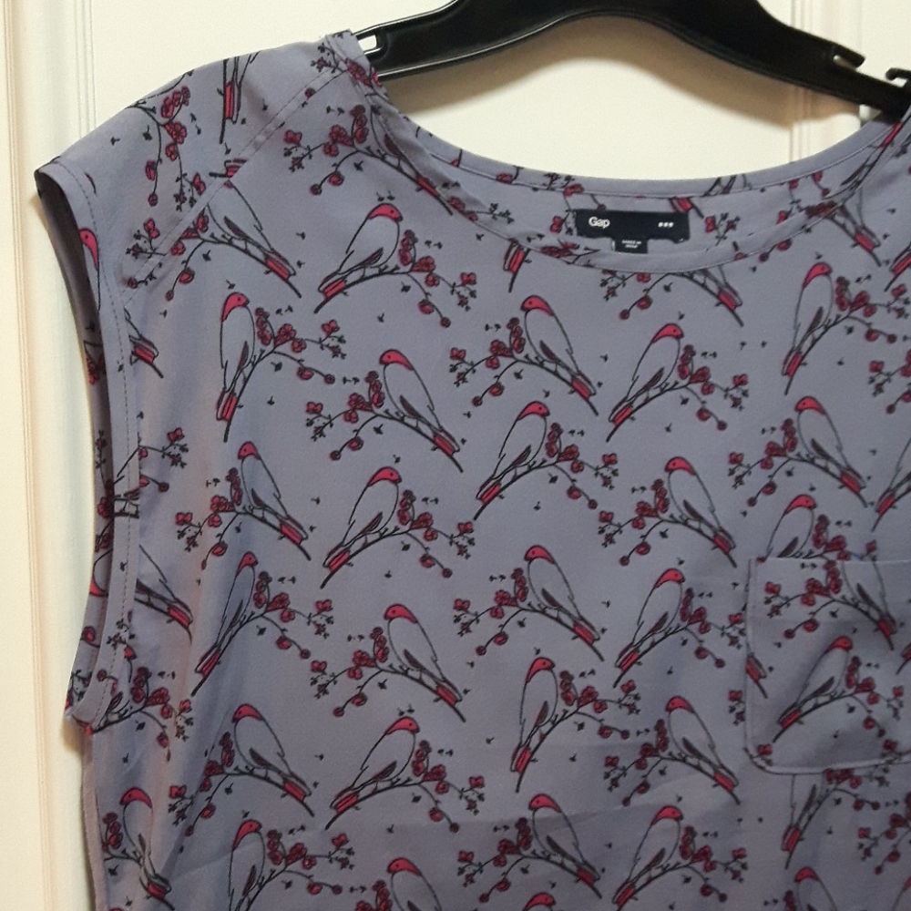 🛍️ GAP blouse with bird pattern